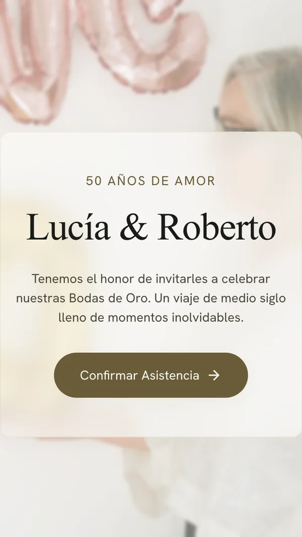 Diseño de invitación de aniversario: una tarjeta esmerilada con los nombres de la pareja sobre la foto de la celebración, en rosas y dorados.