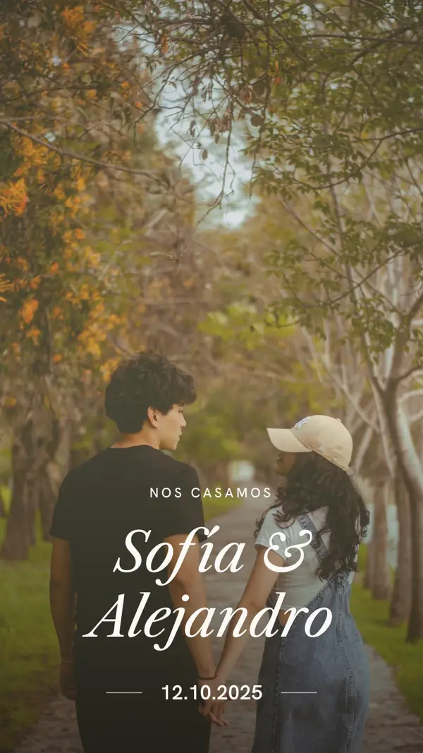 Diseño de invitación de boda: la foto de la pareja a toda página, con sus nombres en cursiva y la fecha debajo.
